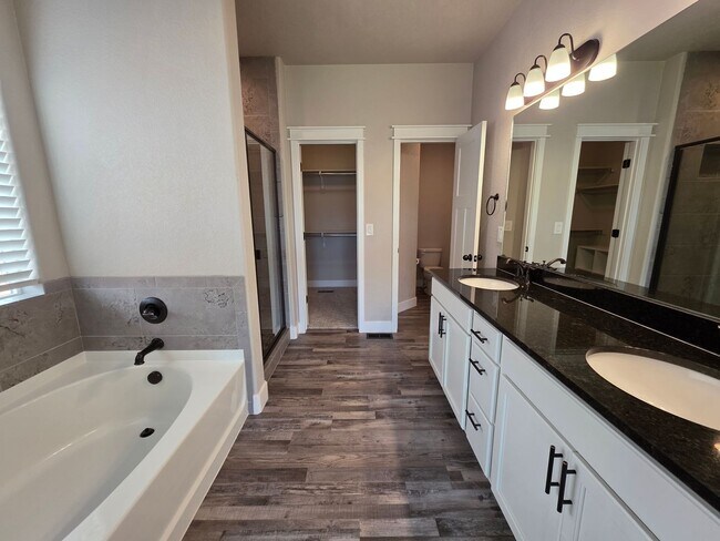 Building Photo - Spacious 5 Bed, 3 Bath Home in Desirable M...