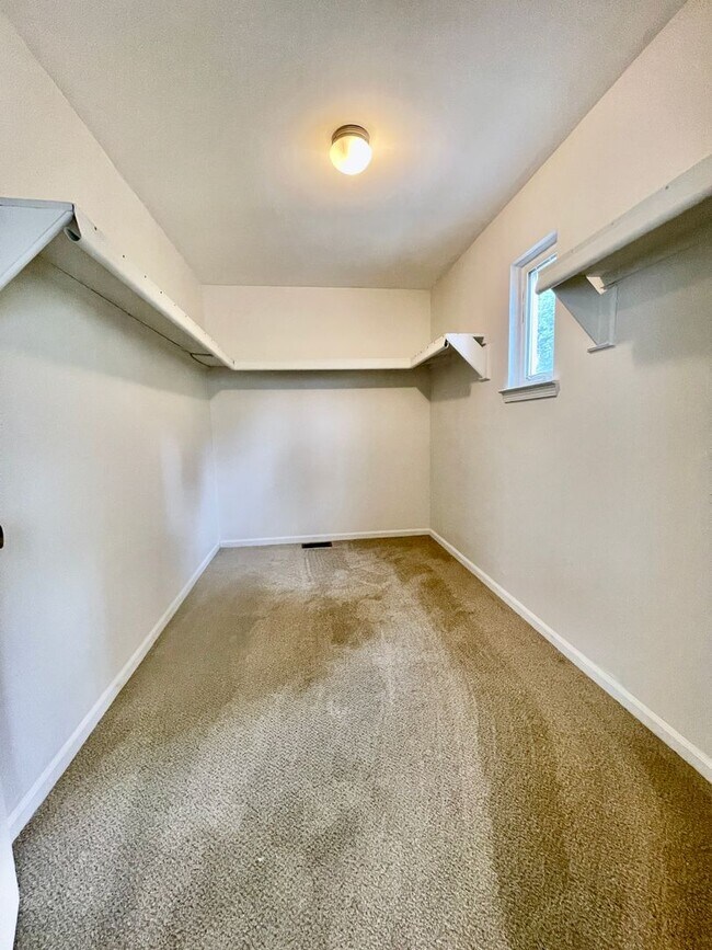 Building Photo - Beautiful, Spacious 3 bed/2 bath House near West Village!