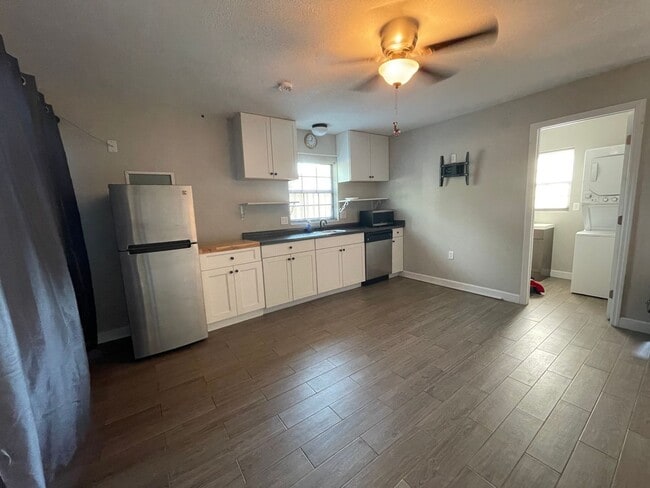Building Photo - Studio Apartment in Zephyrhills
