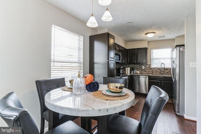 Building Photo - 6103 Red Squirrel Pl