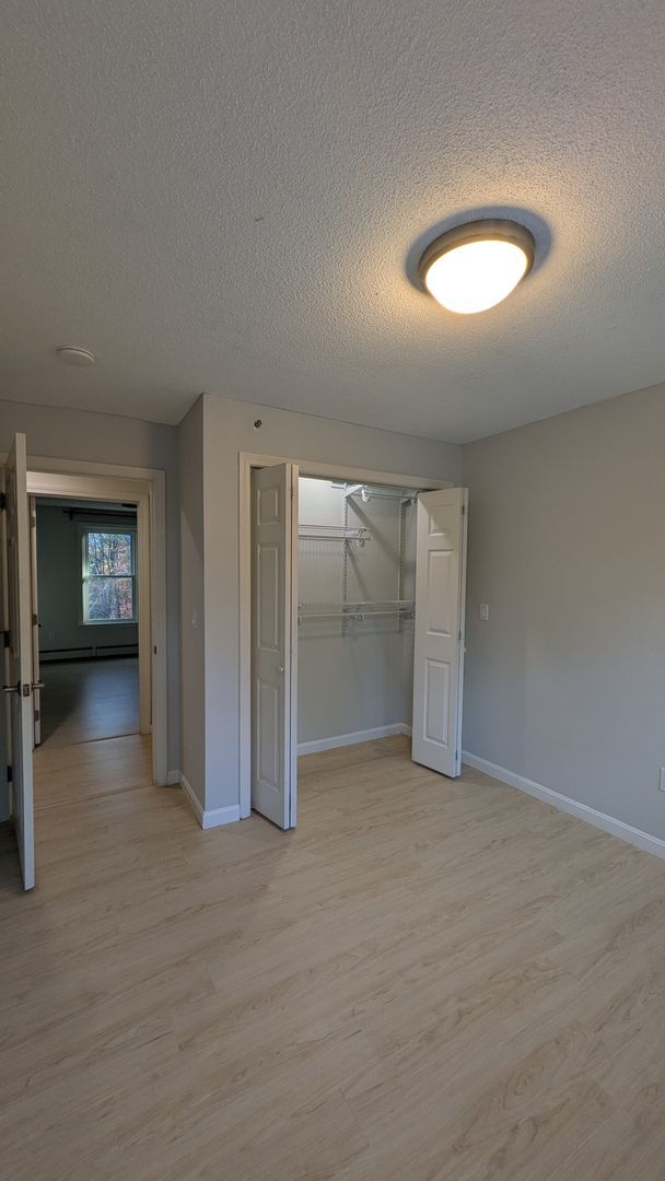 Building Photo - Spacious Three Bedroom Condo