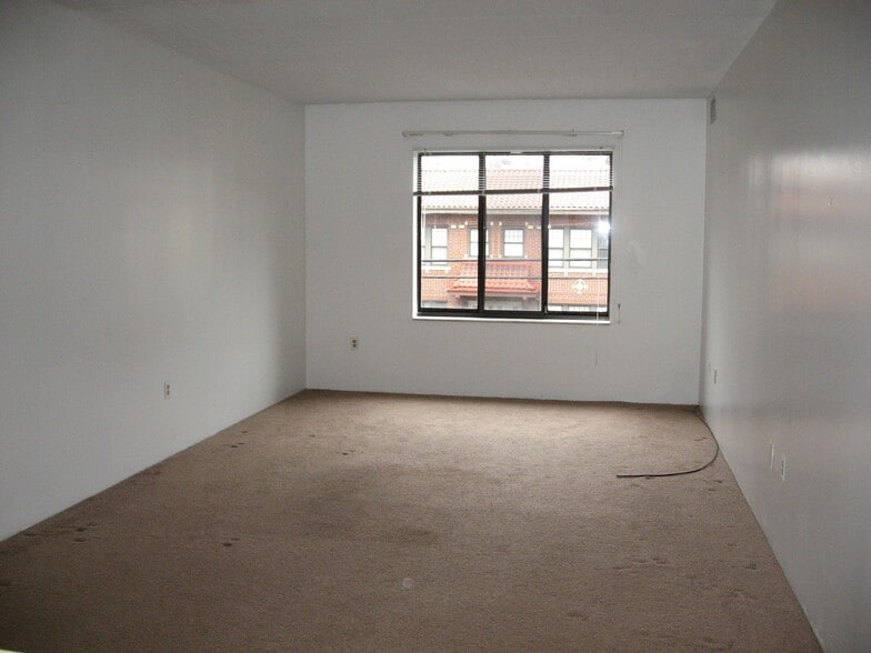 Building Photo - 37 Academy Ave