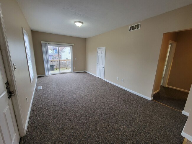 Building Photo - 3 bed, 2 bath. Close to ND