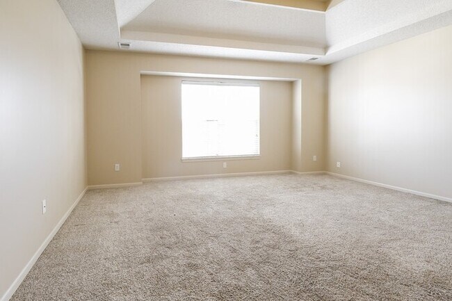 Building Photo - Spacious 4 Bedroom Home