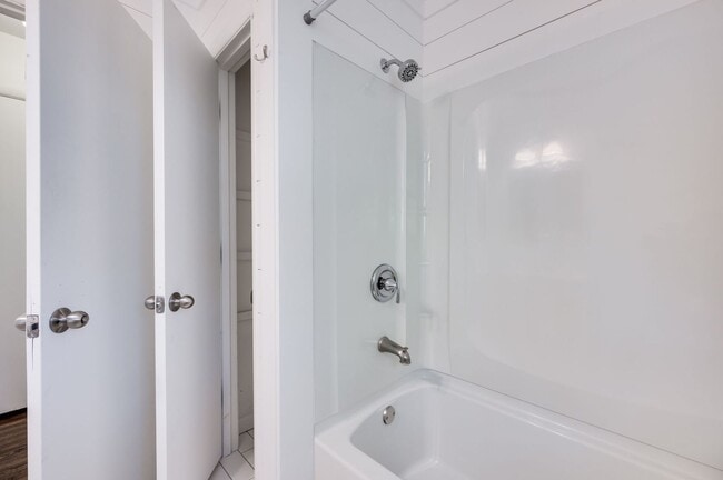 Building Photo - Amazing price for a rental in this area!