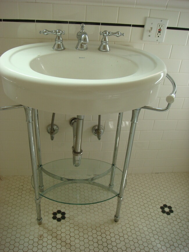 Building Photo - 6087 Cashio St