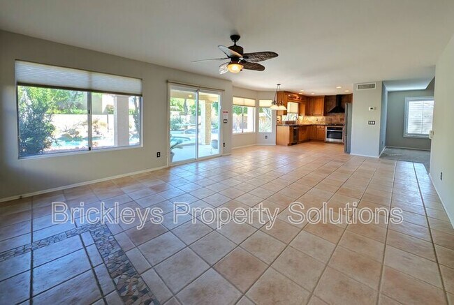 Building Photo - 2340 W Myrtle Dr