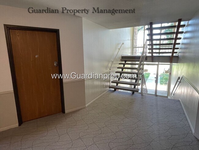 Building Photo - Top Floor w/Balcony, Excellent Condition, ...
