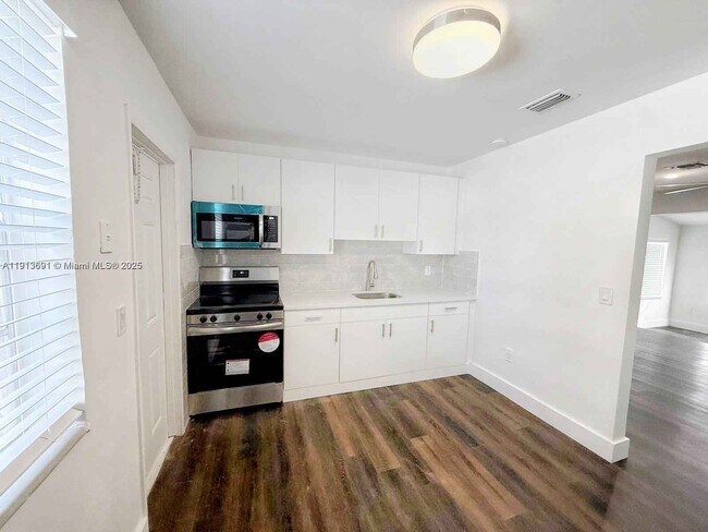 Building Photo - 600 SW 10th St