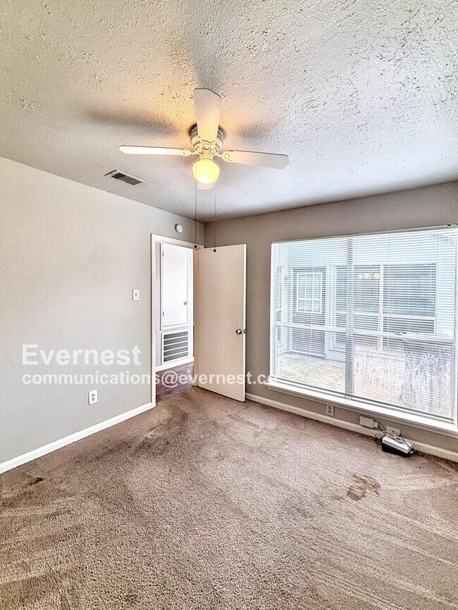 Building Photo - 2038 Woodland Hills Dr