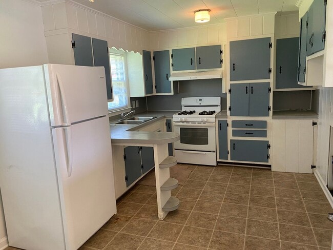 Building Photo - 3 Bed 1 Bath House with Spacious Backyard