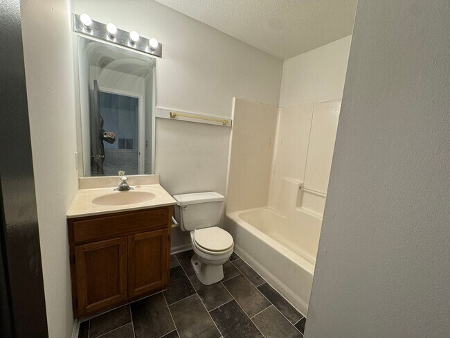 Building Photo - 5141-5143-5143 Louisville Ct