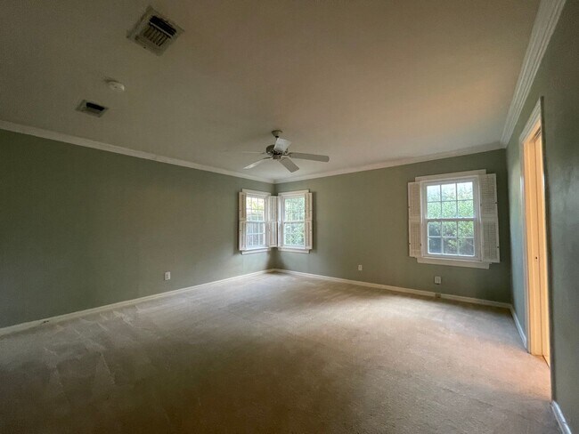 Building Photo - AVAILABLE NOW --3 BEDROOM 2 BATH HOME IN T...