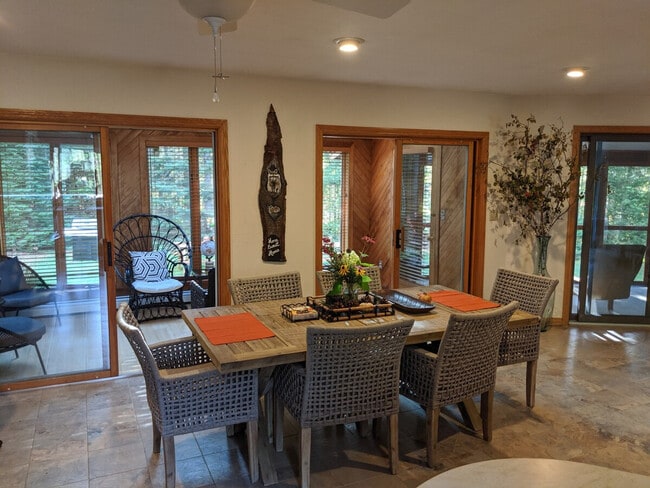 Building Photo - 140 Paquette Cir