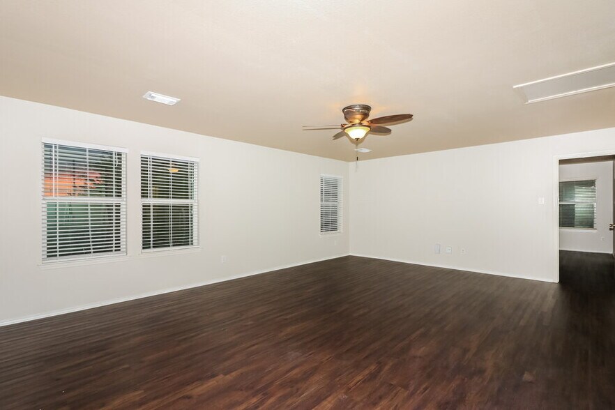 Building Photo - 5027 Oak Briar Ln