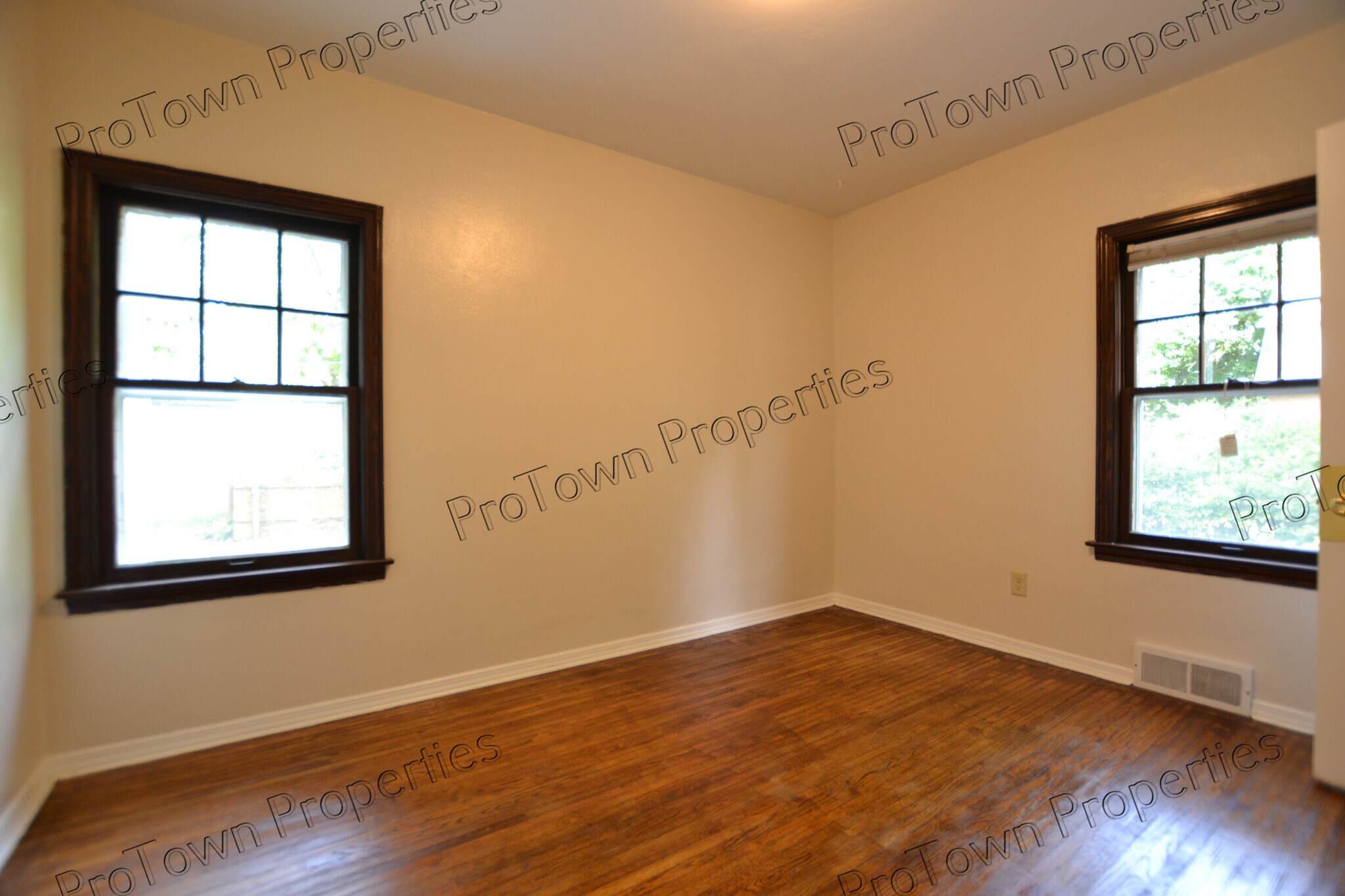 Building Photo - 719 Cowles Ave