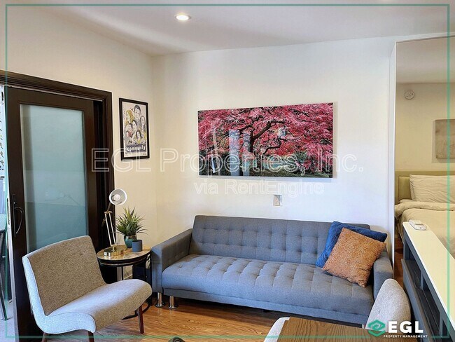 Building Photo - 6657 Lindenhurst Ave