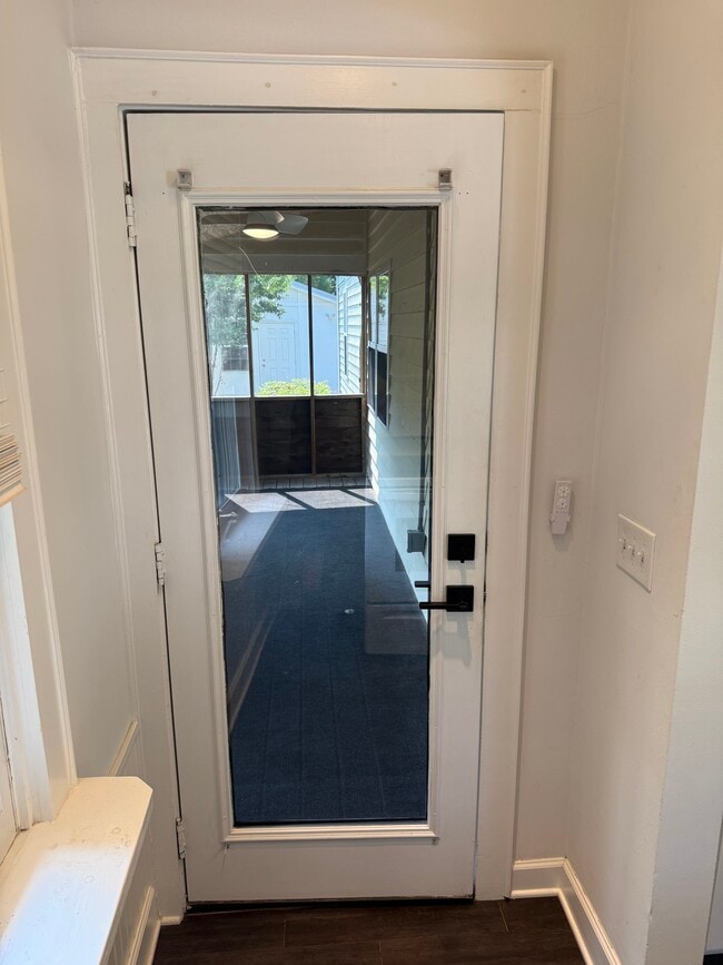 Building Photo - 913 Bryan Ave