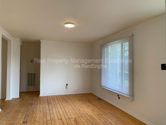 Building Photo - 410 W Watson St