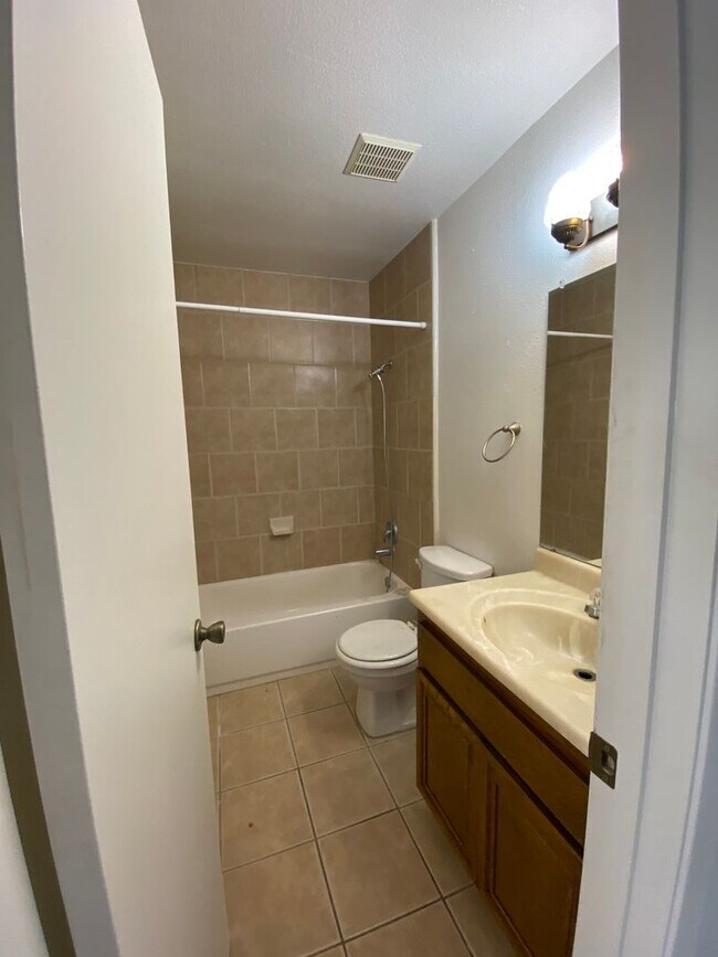 Building Photo - 3 bed, 2 1/2 bath two story townhome in Th...