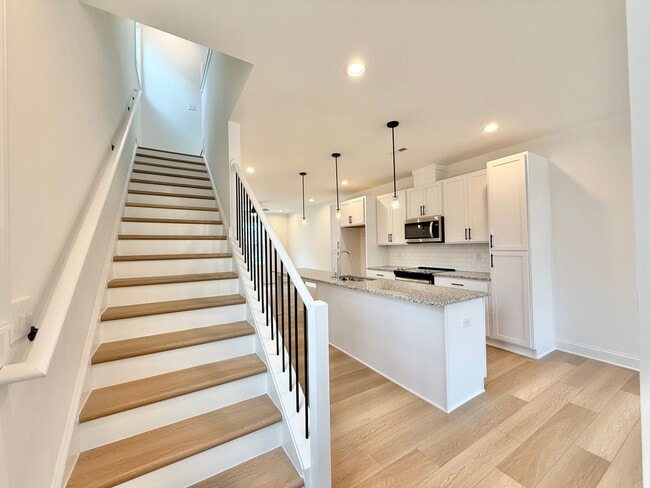 Building Photo - **OFFERING 1/2 OFF FIRST MONTH'S RENT** Newly Built 4BD, 3.5BA End-Unit Raleigh Townhome in a Gre...