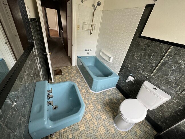 Full Bathroom - 217 S 7th St