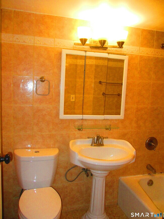 Building Photo - 87 Glenbrook Rd