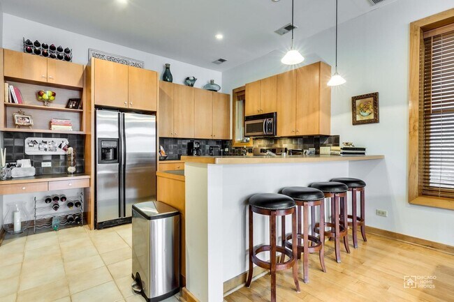 Building Photo - 1506 W Wilson Ave