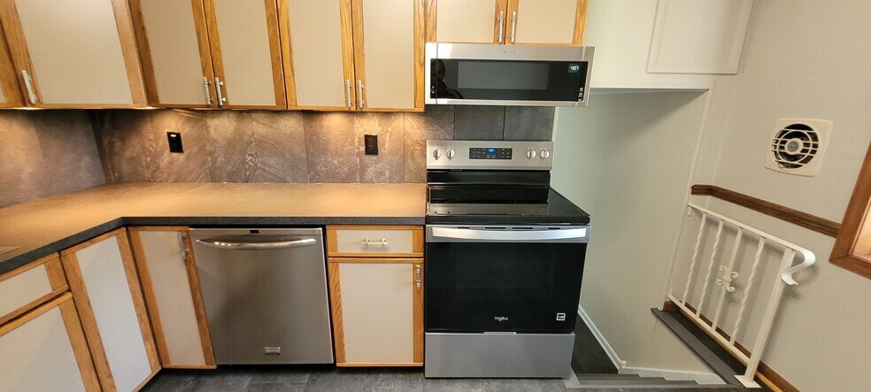 Convection Oven, Microwave & DIshwasher - 270 Riverview Rd