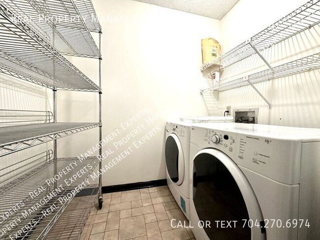 Building Photo - **MOVE IN SPECIAL!**Charming 2BR/2BA Condo...