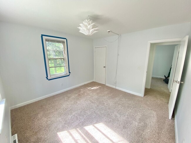 Building Photo - 146 Ethan Allen Pkwy