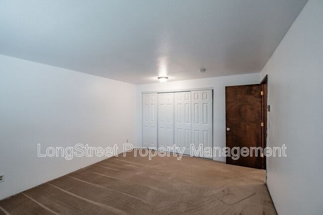 Building Photo - 1950 NW Hayes Ave