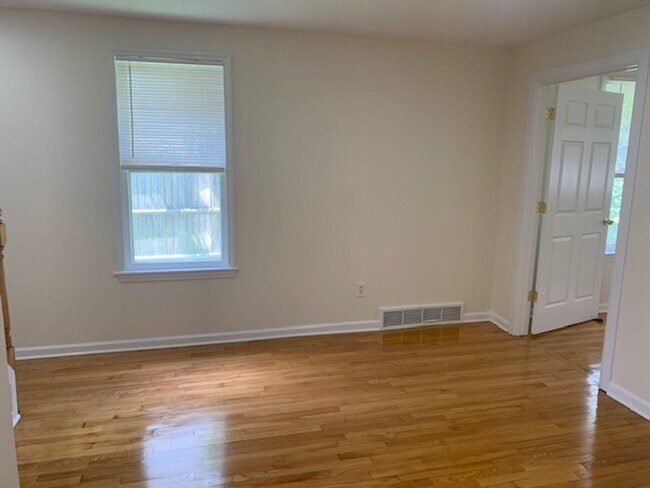 Building Photo - Beautiful 3 bed 1.5 Bath Single Family Home For Rent