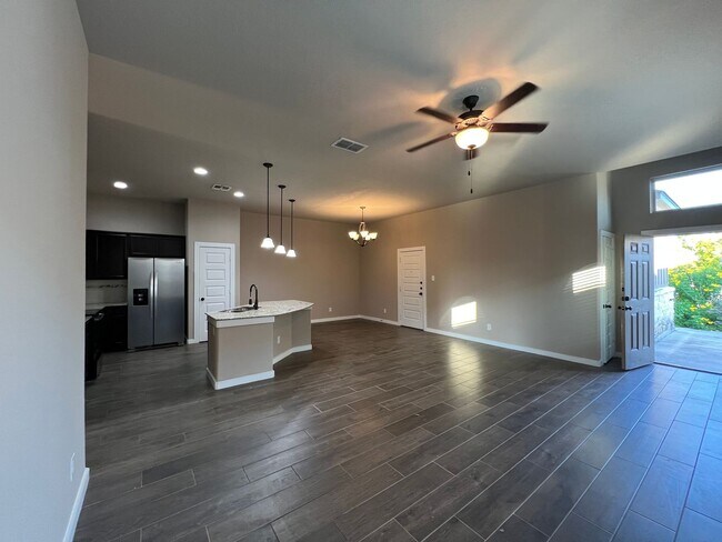 Building Photo - Luxury 3 Bed-2 Bath Duplex in NBTX!