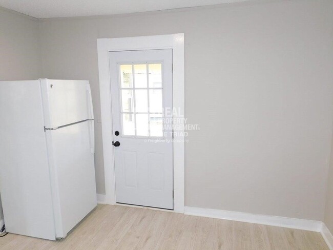 Building Photo - *Move In Special* Cute 2 Bedroom/1 Bath Ho...