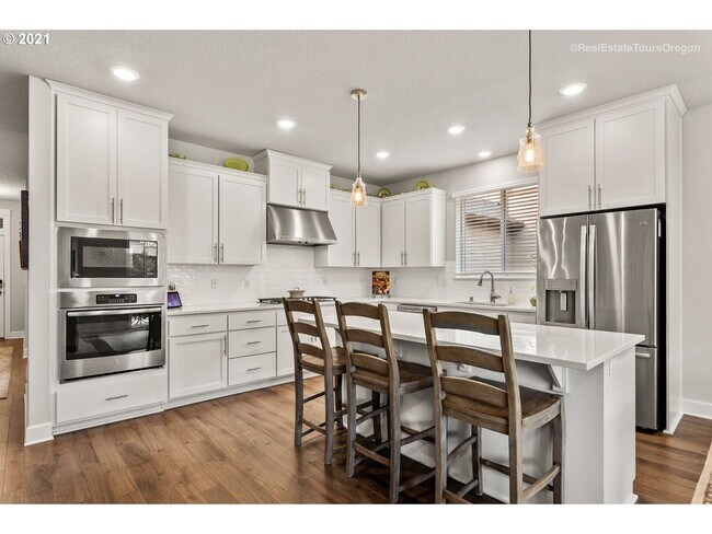 Building Photo - Stunning 3BD Home in Ridgefield!  Gourmet Kitchen & High End Finishes!