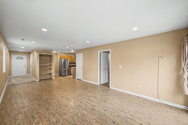 Building Photo - "Charming 3-Bedroom Duplex in Englewood with 2 Full Baths - Your Ideal Home Awaits!"