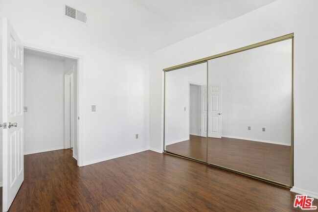 Building Photo - 1753 N Kenmore Ave