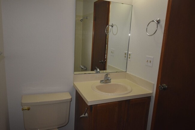 Building Photo - GREAT 3 BEDROOM/2 BATHROOM TOWNHOME WITH NEW PAINT & FLOORING. AVAILABLE 5/23.