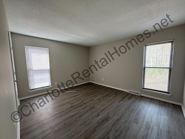 Building Photo - House in Mint Hill with deck out back