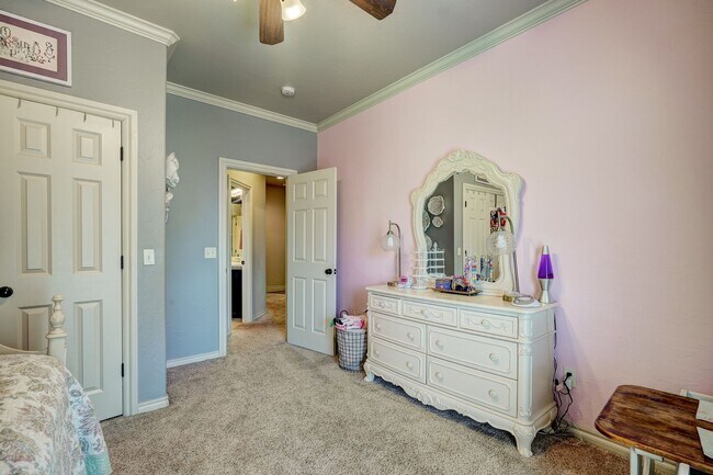 Building Photo - Luxury 5 Bedroom Home in Fairfax Estates + Safe Room + Memorial High + Easy Access to I-35