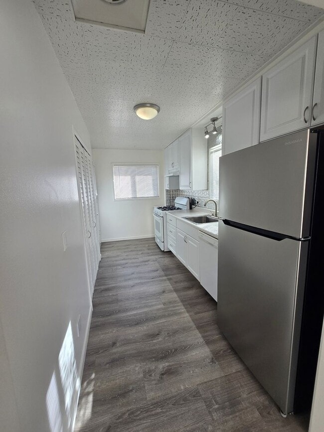 Building Photo - Beautifully Remodeled 2nd Floor Unit near downtown Martinez...