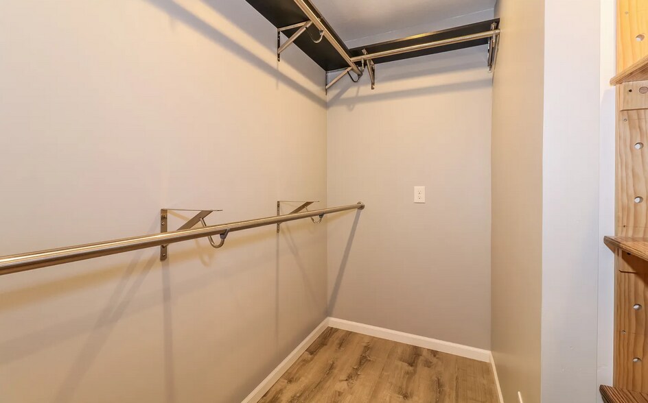 Building Photo - 5920 W 136th St