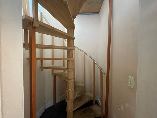 Building Photo - 4 Bed 1.5 Bath 1758sqft - Historic Charm with Renovations and so Much More!