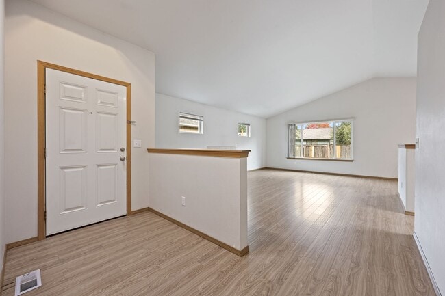 Building Photo - Move in ready! 3 bedroom rambler - Great l...