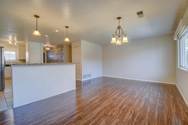 Building Photo - 5316 Van Christopher Dr NE