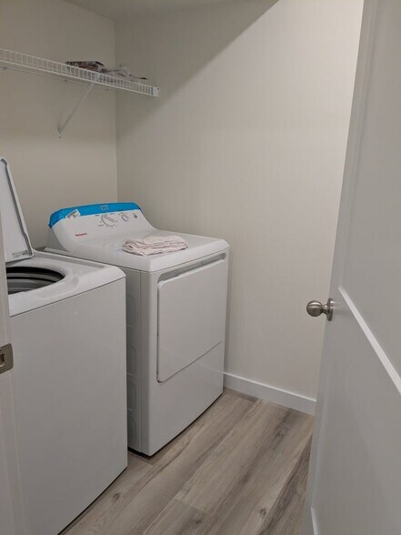 lanudry room - 471 Fox Den Cir