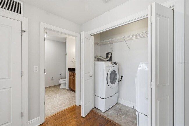 Building Photo - 1227 E Madison St