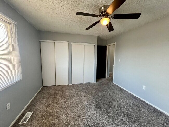 Building Photo - 2567 Rainbow Dr