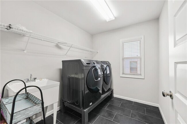 Building Photo - 2967 Silver Hill Terrace SE